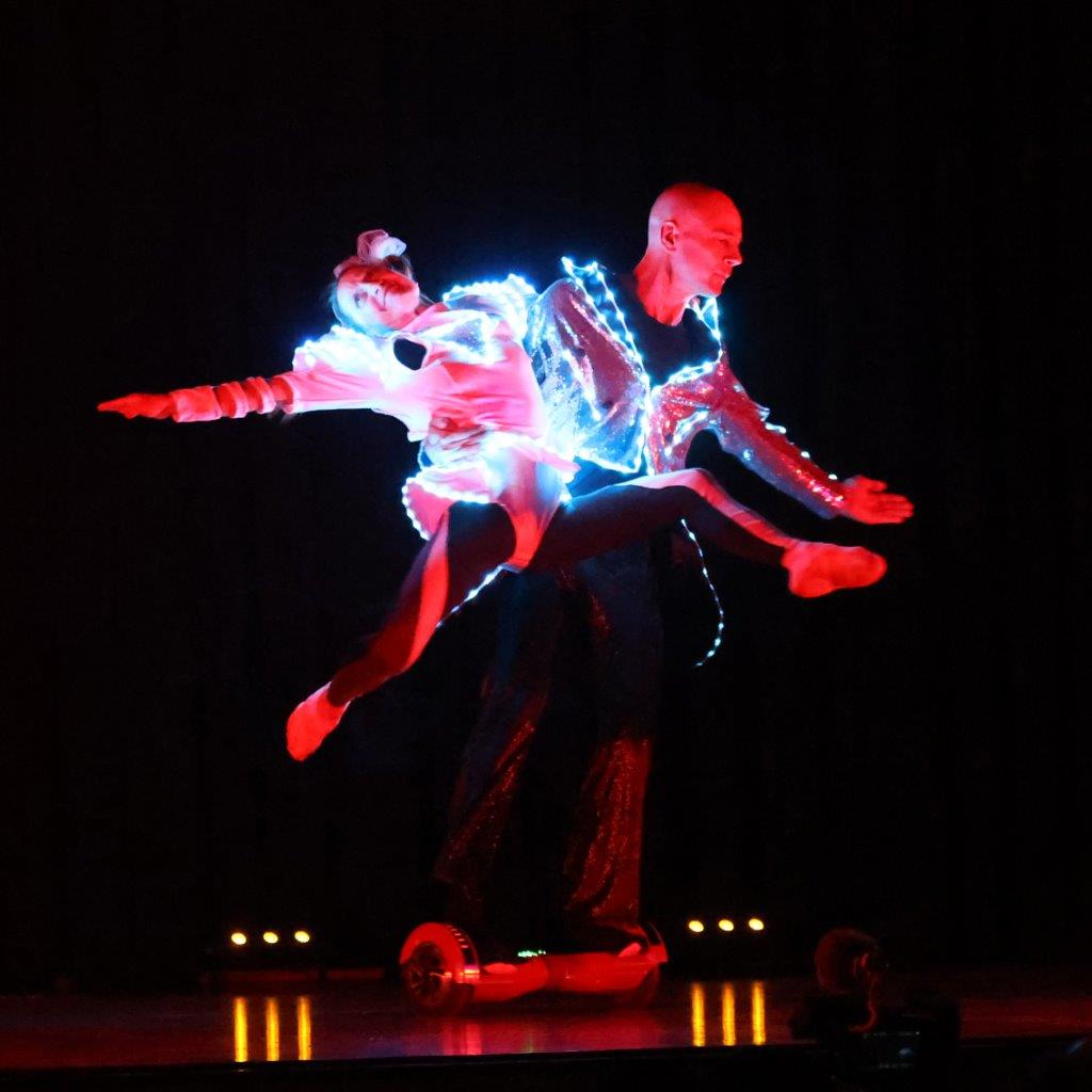 Hoverboard-Show mit LED-Anzügen, Duo Scacciapensieri, akrobatik.ch KLG, Zürich / Fotos @ch.monoud