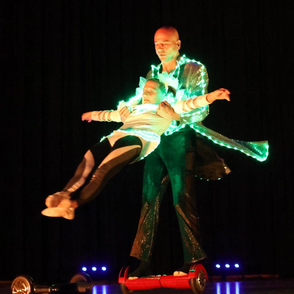 Hoverboard-Show mit LED-Anzügen, Duo Scacciapensieri, akrobatik.ch KLG, Zürich / Fotos @ch.monoud